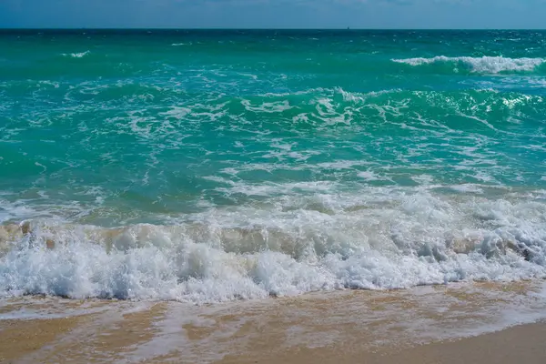 Sakin dalga hareketi. Yaz deniz meltemi. Deniz doğası arka planı. Huzurlu bir tatil yeri. Rüya gibi okyanus ufku. Sahil cenneti duvar kağıdı. Deniz köpüğü dalgaları. Manzaralı tropikal seyahat
