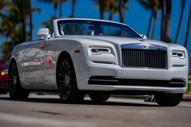 3 Nisan 2025. Miami mi? Rolls Royce 'un lüks arabası. Sokaktaki hayalet Rolls Royce. Özel lüks otomobil. Rolls Royce V12 motoru. Süper araba sürüşü. Klasik Rolls Royce araba tasarımı.