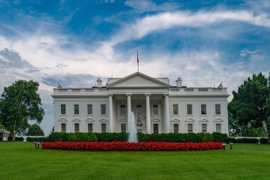 Beyaz Saray, ABD 'nin konik sembolüdür. Washington 'daki Beyaz Saray. Amerikan başkanlık konutu. Amerikan başkanlarının tarihi evi. Beyaz Saray ulusal semboldür. ABD Hükümet Merkezi