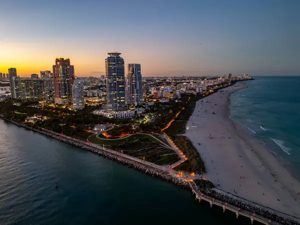 Miami şehir merkezinin gece lambasında manzarası. Meşhur Florida tatil beldeleri ve plajları. Miami 'de gece yarısı ışıkları. Miami 'nin liman manzarası. Gün doğumunda Miami 'nin hava görüntüsü. Neon Art Deco. Okyanus yolculuğu