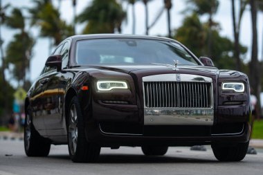 3 Nisan 2025. Miami mi? Rolls Royce lüks araba. Sokaktaki hayalet Rolls Royce. Özel lüks otomobil. Rolls Royce V12 motoru. Süper araba sürüşü. Klasik Rolls Royce araba tasarımı.