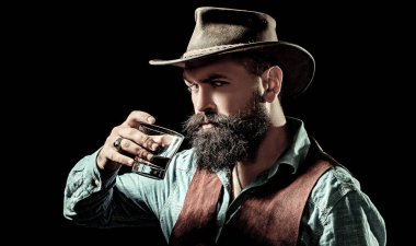 Likör için konyak viskisi. Adam barda tek başına viski içiyor. Likör klasik vintage cam. İnsan eliyle tutulan içki bardağı. İçki dükkânı. Brendi viskisi retro tarzında tatmak