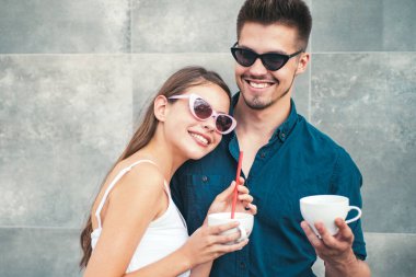 Kahve içen genç bir çift. Romantik bir randevu. Birbirine aşık bir çift bir fincan kahve içer. Mutlu arkadaşlar sütlü kahveyi seviyor. Kafede çekilmiş romantik bir çift portresi. Çiftler birlikte eğleniyor.