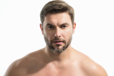 Yakışıklı adamın yüzünü kapat. Cilt bakımı ve güzellik anlayışı için üstsüz bir adamın portresi. Güzel yüzlü yakışıklı adam, yüz portresi. Erkek sağlıklı ten ve spa konsepti