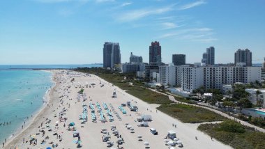 Ufuk çizgisi olan Miami Plajı hava manzarası. Miami yukarıdan. Miamis 'in ünlü simgeleri. Gökdelenleri olan South Pointe plajı. Miami şehri panoraması. Miami ufuk çizgisi ve okyanus. Güney Florida