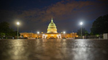 Washington DC 'de demokrasinin bir sembolü olarak Birleşik Devletler Kongre Binası. Capitol Hill 'deki Meclis Binası. Amerikan hükümeti. Amerikan bayrağı tarihi Kongre Binası 'nın kubbesini süslüyor. Senato.