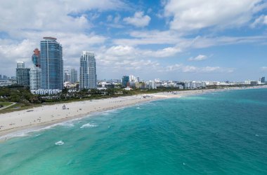 Ufuk çizgisi olan Miami Plajı hava manzarası. Miami yukarıdan. Miamis 'in ünlü simgeleri. Gökdelenleri olan South Pointe plajı. Miami şehri panoraması. Miami silueti ve okyanus