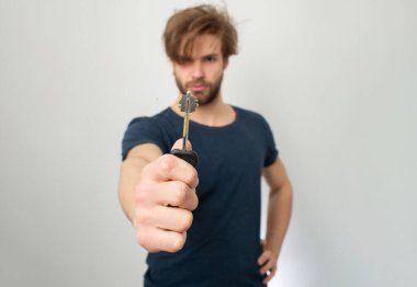 Anahtar konsept. Başarının anahtarı. Çılgın ev sahibi. Komik adam anahtarı aldı. Anahtarlı komik güvenlik kavramı. Güvenlik anahtarlarıyla poz veren kafası karışmış bir adam. Anahtar ve komik ifadesi olan adam.