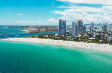 Güney Miami Sahili 'nin en iyi manzarası. Miami 'nin ünlü sahil şeridinin insansız hava aracı görüntüsü. Gökdelenleri olan Miami Beach gökdelenleri. Yazın Miami Sahili 'nin havadan görünüşü. Gökdelenli Miami Sahili