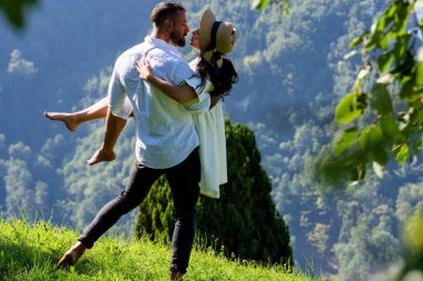 Doğada yaz tatili. Çift dışarıda eğlenmekten hoşlanıyordu. Doğada sarılmış seksi bir çift. Açık havada aşık olan şehvetli bir çift. Kaygısız çift doğada sarıldılar. Yeşil tepelerde tensel kucaklaşma