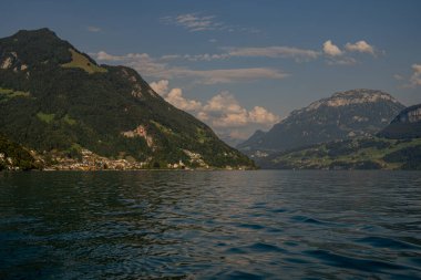 Alp dağları ve İsviçre 'deki gibi. İsviçre 'de Alpler doğası. İsviçre Alpleri. Alplerdeki cennet gibi dağ manzarasının panoramik görüntüsü. İsviçre göllerinin doğası. İsviçre manzarası