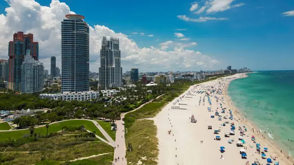 Lüks gökdelenleri ve okyanusları olan Miami şehri. Miamis 'in ünlü sahil şeridinin panoramik drone görüntüsü. Yukarıdan Miami Sahili. Miami silueti tepeden. Miami, Florida 'nın havadan manzarası