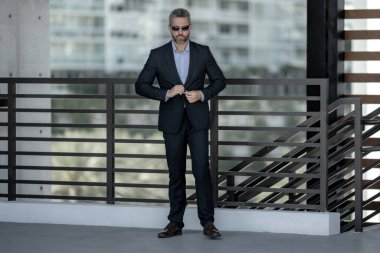 Takım elbiseli, 40 'lı yılların başarılı iş adamı. Takım elbiseli bir iş adamı. Takım elbiseli, olgun, şık bir bankacı. İspanyol bir girişimci olarak. Şirket lideri dışarıda bekliyor. Resmi takım elbiseli zengin yatırımcı