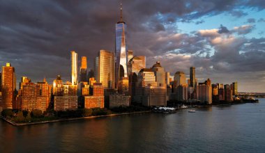 New York bulutlu bir gökyüzü. Gökdelenleri olan New York şehri. New York şehrinin gökyüzü manzarası. Manhattan silueti. New York ve Hudson Nehri. New York şehir merkezi. Yukarıdan New York gökdelenleri