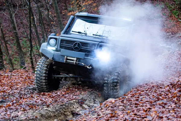 04 numara. - 30. 2025, Karpatlar. Off-road SUV sürücüsü çamurda sürükleniyor. Toprakta off road. Dağlar ve off-road için patikalar. Aşırı off-road sürüşü. 4x4 araçlı motorlu keşif gezisi. Offroad gezisi