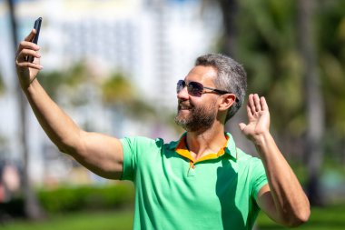 Yalnız seyahat etmek. Tropikal yaz sokağında olgun bir turist. Tüm şehri dolaş. Seyahat çantalı adam. Yaz gezisi. Seyahat seyahati. Yaz, seyahat için mükemmel bir zamandır. Seyahat eden insanlar