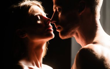 Hassas bir tutkuyla şehvetli bir çift. Birbirine aşık çiftler, şefkatle sarılıp öpüşüyorlar. Güzel kadın ve yakışıklı erkek arkadaş.