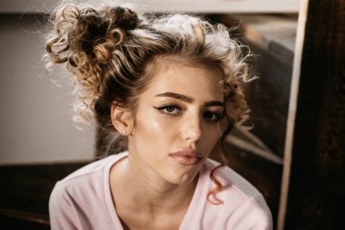 Kızıl kıvırcık saçlı güzel bir kız. Parlak kıvırcık saçlı kız. Dalgalı saç stili olan güzel model kadın.