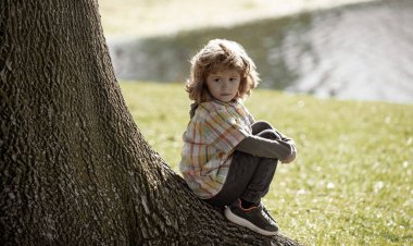 Yalnız çocuk. Yalnızlık çocuğu. Çocuk depresyonu, sorunlar. Çocukların duyguları negatif sinir bozukluğu