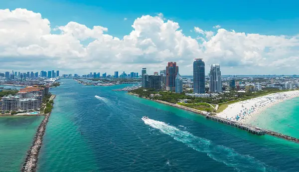 Turkuaz suları olan Miami Plajı 'nın havadan görünüşü. Miami siluetinin insansız hava aracı görüntüsü. South Beach 'in en iyi manzarası. Lüks gökdelenleri ve okyanusları olan Miami şehri. Miami 'nin ünlü sahil şeridi manzarası