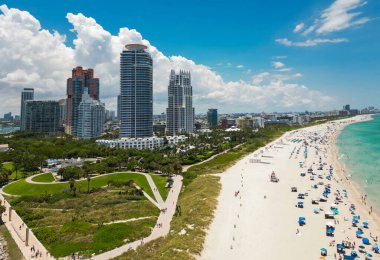 Lüks gökdelenleri ve okyanusları olan Miami şehri. Miamis 'in ünlü sahil şeridinin panoramik drone görüntüsü. Yukarıdan Miami Sahili. Miami silueti tepeden. Miami, Florida 'nın havadan manzarası