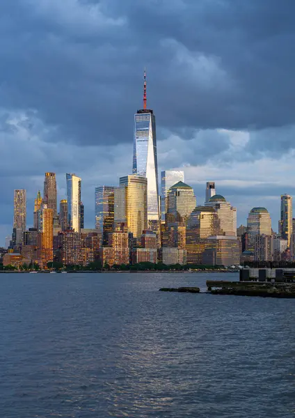 New York City 'nin ufuk çizgisi, ABD. New York silueti. New York Panoraması. New York gökdelenleri. Manhattan 'da güzel manzara, New York' ta Empire State Binası. New York Times Binası