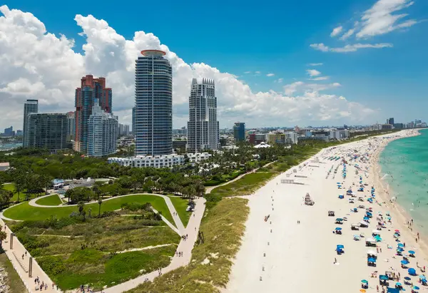 Lüks gökdelenleri ve okyanusları olan Miami şehri. Miamis 'in ünlü sahil şeridinin panoramik drone görüntüsü. Yukarıdan Miami Sahili. Miami silueti tepeden. Miami, Florida 'nın havadan manzarası