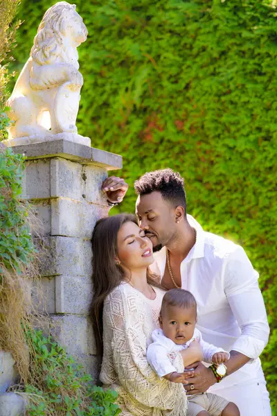 Mutlu çoklu etnik ebeveynler ve karışık ırk bebekleri. Karışık ırk aile açık hava portresi. Mutlu çift ırklı aile kucaklaşması, küçük bebek. Çok güzel bir aile. Çok ırklı aile birlikte eğlensin.