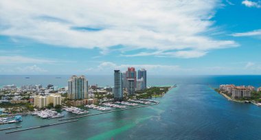 Lüks gökdelenleri ve okyanusları olan Miami şehri. Miamis 'in ünlü siluetinin panoramik drone görüntüsü. Yukarıdan Miami Sahili. Miami silueti tepeden. Miami, Florida, ABD 'nin havacılık şehri.
