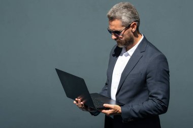 Dizüstü bilgisayarda çalışan bir iş adamı. Şehirde dizüstü bilgisayar kullanan kendine güvenen bir adam. Dizüstü bilgisayarda yazan takım elbiseli bir yönetici. Uzaktan kumandalı başarılı bir girişimci. İş adamı dizüstü bilgisayardaki e-postaları kontrol ediyor