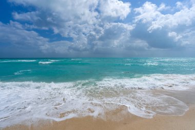 Deniz dalgaları arka planı. Yaz turizmi. Okyanus suyu hareketi. Okyanus sıçrama dalgası arka planı. Derin mavi deniz plajı. Turkuaz dalga. Rüya gibi egzotik deniz plajı. Güzel deniz dalgaları