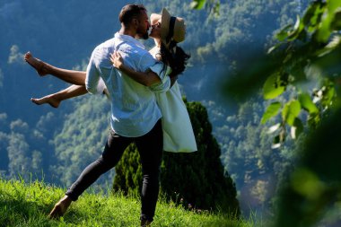 Doğada yaz tatili. Çift dışarıda eğlenmekten hoşlanıyordu. Doğada sarılmış seksi bir çift. Açık havada aşık olan şehvetli bir çift. Aşık çift, güneşin öptüğü çayırda öpüştü.