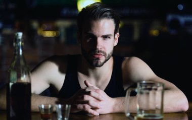 Barda tek başına oturan adam. Alkollü adam. Bardaki üzgün adam. Karanlık bardaki adam. Alkol problemi. Restoranda viski içen yalnız bir adam. Bir bardak birası olan depresif bir adam. Gece hayatı kulübü.