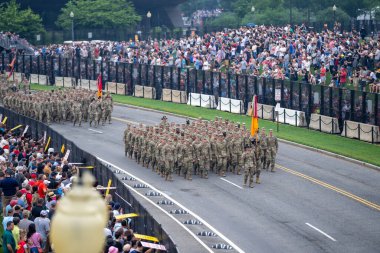 14 Haziran 2025, Washington - ABD Ordusu 250. yıldönümü. Ordu Tarihi Kutlaması. Amerikan birlikleri geçit töreni. Vatansever Mart. ABD Askeri Etkinliği. Ordu mirası. Askerler yürüyor. Gaziler Geçidi