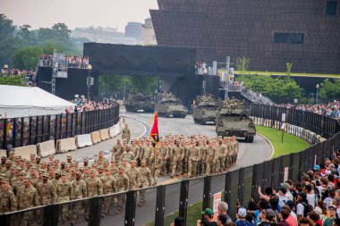 14 Haziran 2025, Washington - ABD Ordusu 250. yıldönümü. Amerikan Silahlı Kuvvetleri. Ordu Tarihi Kutlaması. Amerikan birlikleri geçit töreni. Vatansever Mart. ABD Askeri Etkinliği. Ordu mirası. Yürüyen Askerler
