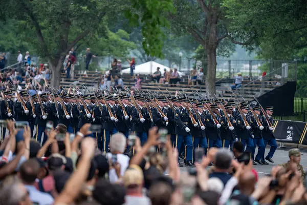 14 Haziran 2025, Washington - ABD Ordusu 250. yıldönümü. 250 yıllık Amerikan ordusu. Amerikan Ordusu Kutlaması. Washington DC Askeri Yürüyüşü. Silahlı Kuvvetler Geçidi. 250. ordu geçidi