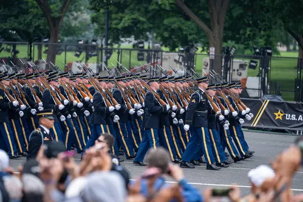 14 Haziran 2025, Washington - ABD Ordusu 250. yıldönümü. Amerikan Silahlı Kuvvetleri. Ordu Tarihi Kutlaması. Amerikan birlikleri geçit töreni. Vatansever Mart. ABD Askeri Etkinliği. Ordu mirası. Yürüyen Askerler
