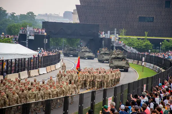 14 Haziran 2025, Washington - ABD Ordusu 250. yıldönümü. Amerikan Silahlı Kuvvetleri. Ordu Tarihi Kutlaması. Amerikan birlikleri geçit töreni. Vatansever Mart. ABD Askeri Etkinliği. Ordu mirası. Yürüyen Askerler