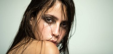 Genç, çıplak, seksi bir kadının şehvetli portresi. Stüdyo gölgesinde poz veren duygusal model. Güzellik kraliçesinin moda çekimi. Moda makyajlı şehvetli bir manken. Şehvetli esmer kız