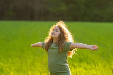 Hayal kurma özgürlüğü. Çocuk kaygısız yaz gününün tadını çıkarıyor. Doğada çocuk meditasyonu. Çocukluk hayalleri. Huzurlu bir çocuk portresi. Çocuklar huzur ve mutluluk. Doğa uyumu. Zihin ve sakinlik