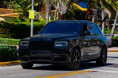 3 Nisan 2025. Miami mi? Sokaktaki Rolls Royce lüks arabası. Özel lüks otomobil. Rolls Royce V12 motoru. Süper araba sürüşü. Klasik Rolls Royce araba tasarımı. Zarif Rolls Royce Hayalet