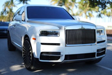 3 Nisan 2025. Miami mi? Rolls Royce lüks araba. Özel lüks otomobil. Rolls Royce V12 motoru. Süper araba sürüşü. Klasik Rolls Royce araba tasarımı. Zarif Rolls Royce Hayalet