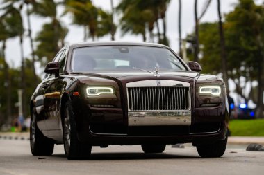 3 Nisan 2025. Miami mi? Rolls Royce lüks araba. Sokaktaki hayalet Rolls Royce. Özel lüks otomobil. Rolls Royce V12 motoru. Süper araba sürüşü. Zarif Rolls Royce Hayalet