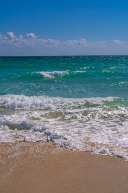 Okyanus dalgaları ve kum, yaz kıyı şeridi arka planı. Fırtınalı deniz dalgaları. Yaz denizi dalgası. Köpüklü okyanus dalgaları. Yaz okyanus esintisi. Rüya gibi yaz sahili geçmişi. Okyanus sıçrama dalgaları