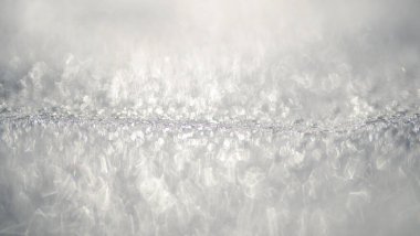 Kar duvar kağıdını kaplıyor. Kış dönemi. Arka planda kar var. Kar temizleyicisi. Beyaz kar arka planı. Kış ya da Noel tasarımı için kar tabakası