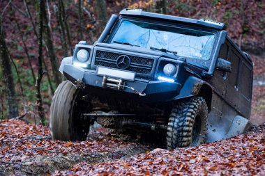 04 numara. - 30. 2025, Karpatlar. Off-road SUV çamurda sürüyor. Toprakta off road. Dağlar ve off-road için patikalar. Aşırı off-road sürüşü. 4x4 araçlı motorlu keşif gezisi. Offroad gezisi