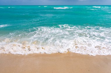 Sahne arkası manzarası. Seyahat cenneti. Suyun üzerinde sıcak güneş ışığı. Kristal kadar berrak tropik bölgeler. Plaj duvar kâğıdı. Okyanus fırtınası güzeli. Idyllic sahil inzivası. Taze deniz esintisi. Koyu mavi deniz
