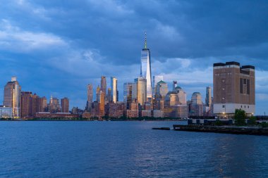 New York 'ta. Yükselen gökdelenleri olan New York gökdelenleri. Manhattan ve Hudson Nehri. New York 'un panoramik şehri. Şehir merkezindeki New York 'ta. New York silueti. New York Binası