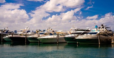 Turkuaz sularda yat gezintisi. Denizde lüks bir yat. Yatları olan Miami Plajı. Yelkenli tropik deniz manzarası. Sahil şeridine yakın bir gemi turu. Florida 'da gün batımı yat yolculuğu. Okyanusta yat