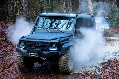 04 numara. - 30. 2025, Karpatlar. Off-road SUV dağların içinden geçiyor. Toprakta off-road macerası. Dağlar ve off-road için patikalar. Aşırı off-road sürüşü. 4x4 araçlı motor gezisi